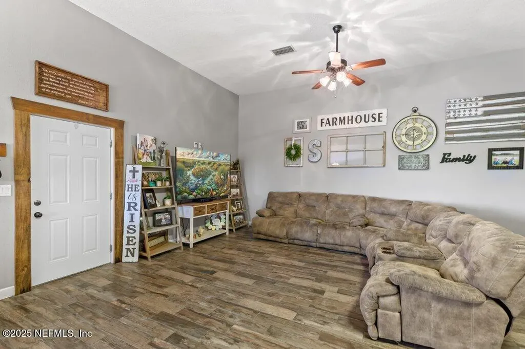 643 E State Road 100 San Mateo FL 32187