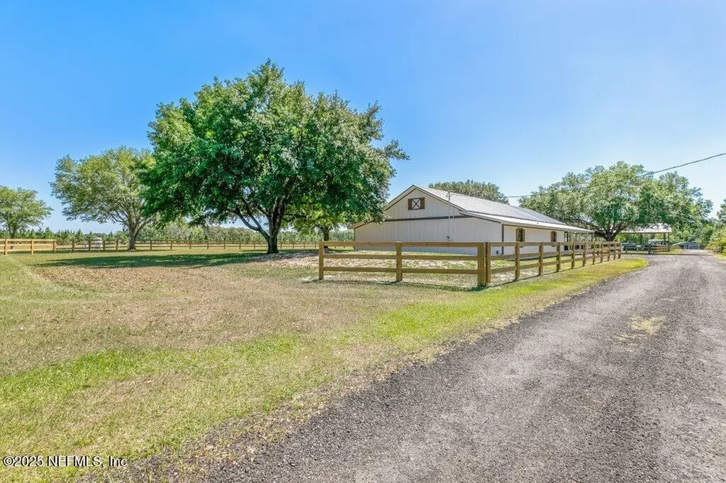 643 E State Road 100 San Mateo FL 32187
