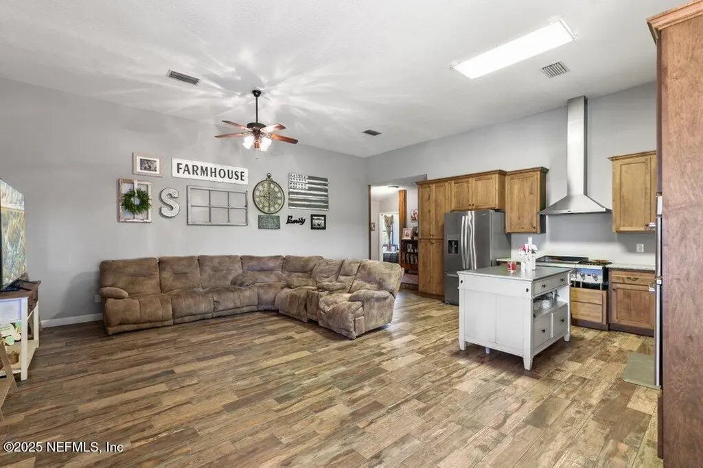 643 E State Road 100 San Mateo FL 32187