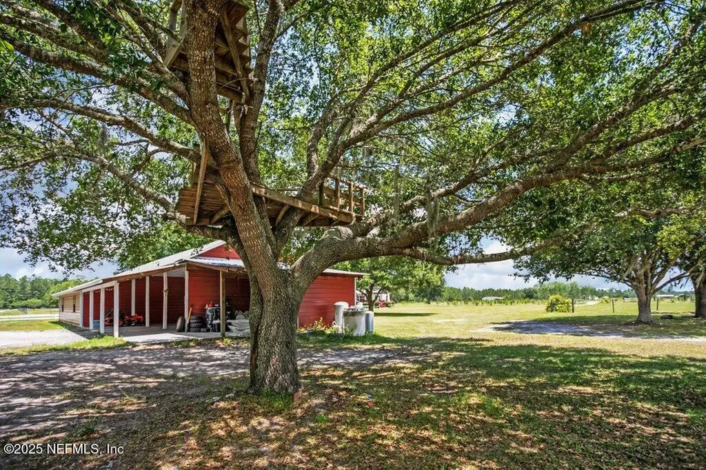 643 E State Road 100 San Mateo FL 32187