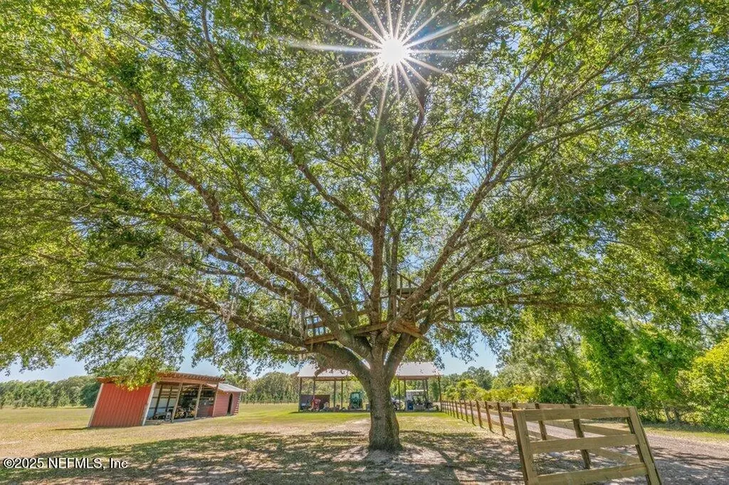 643 E State Road 100 San Mateo FL 32187