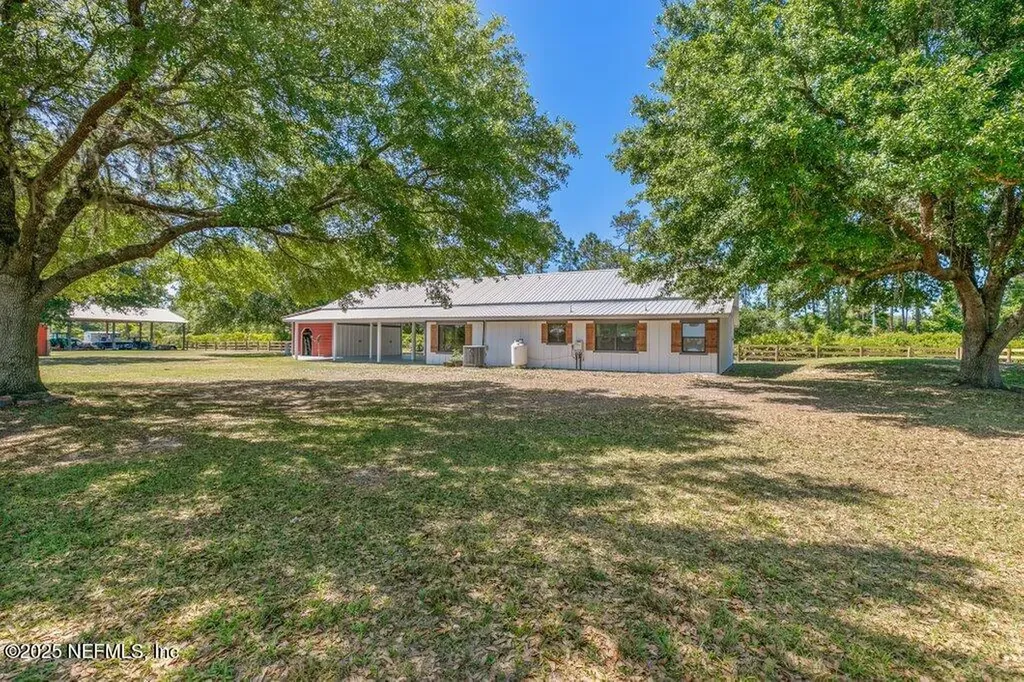 643 E State Road 100 San Mateo FL 32187