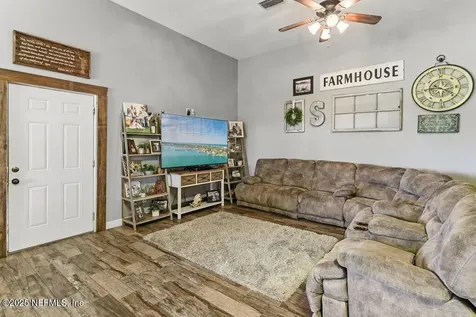 643 E State Road 100 San Mateo FL 32187