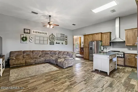 643 E State Road 100 San Mateo FL 32187