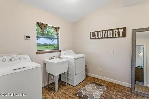 643 E State Road 100 San Mateo FL 32187
