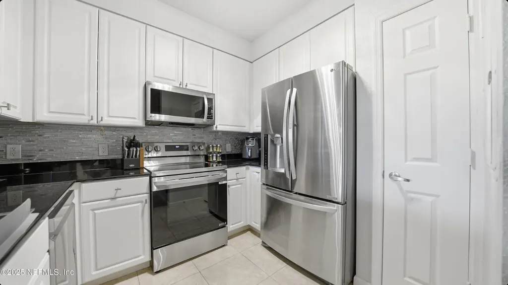 8539 Gate Parkway W Jacksonville FL 32216