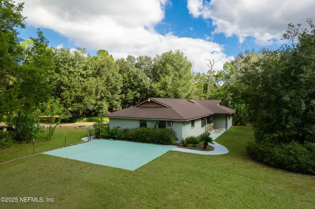 229 Davis Lake Road Palatka FL 32177