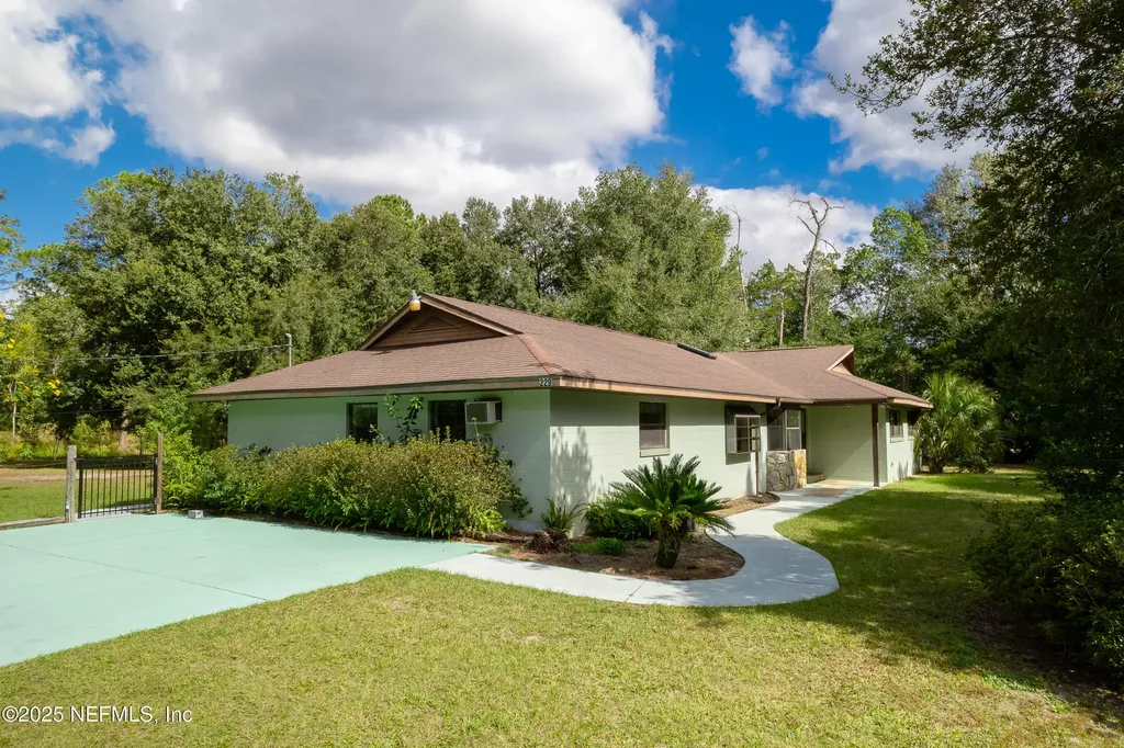229 Davis Lake Road Palatka FL 32177