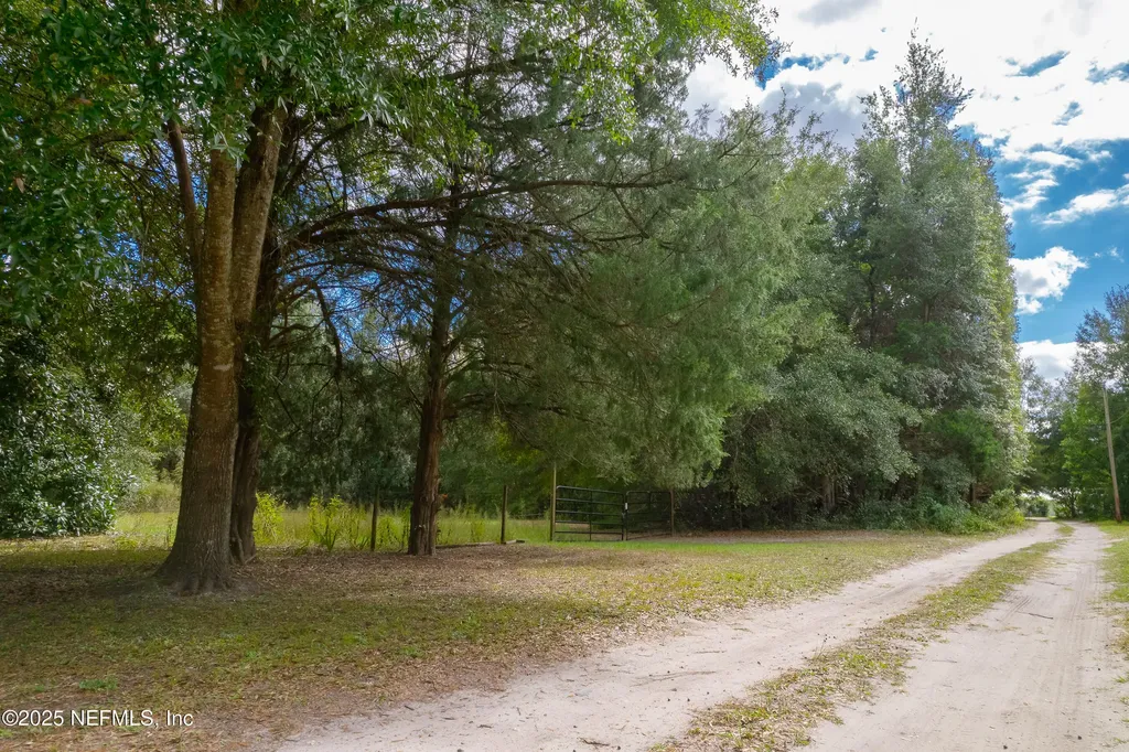 229 Davis Lake Road Palatka FL 32177