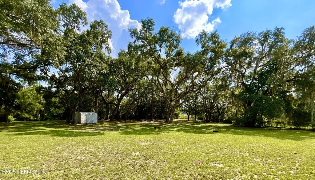 137 Oak Circle Interlachen FL 32148