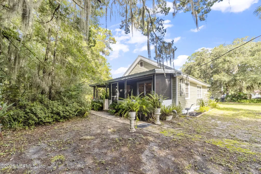 942 State Road 20 Interlachen FL 32148