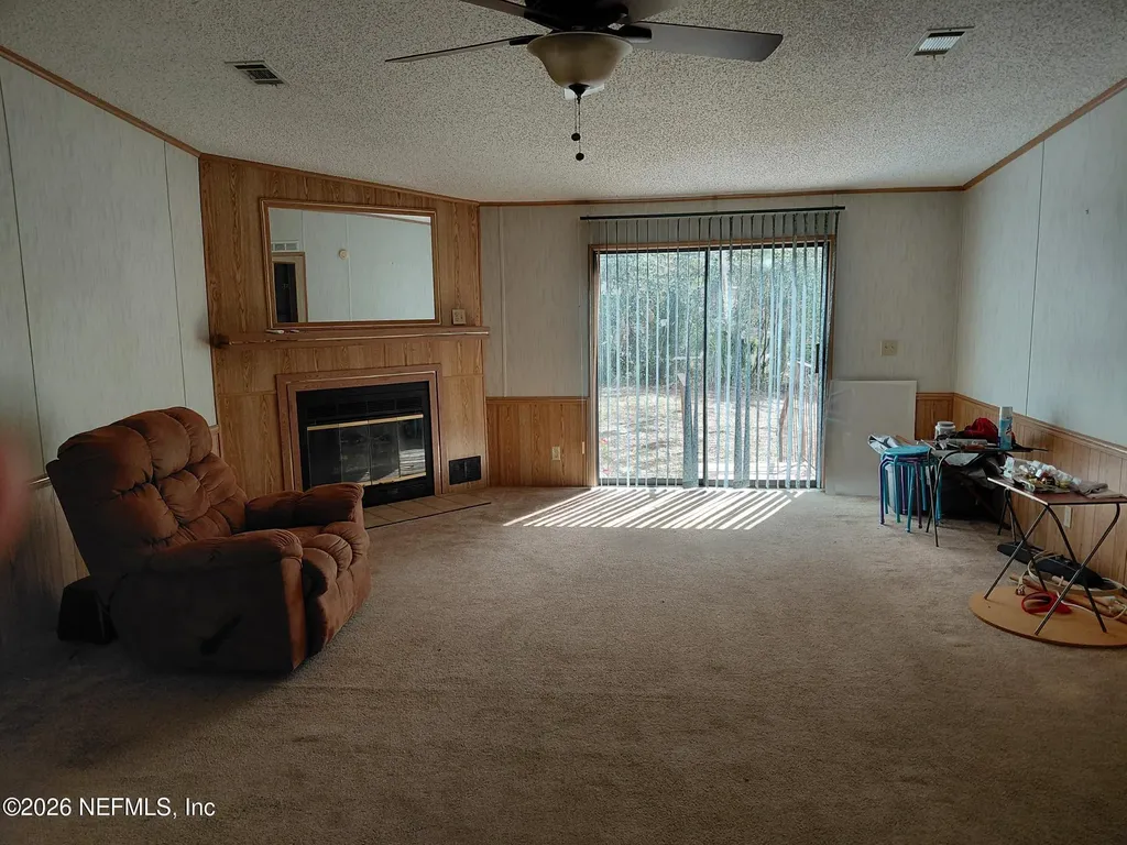 106 Breezewood Circle San Mateo FL 32187