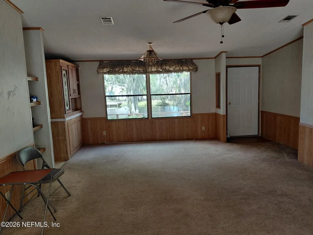 106 Breezewood Circle San Mateo FL 32187