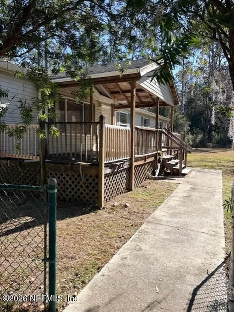 390 E River Road East Palatka FL 32131