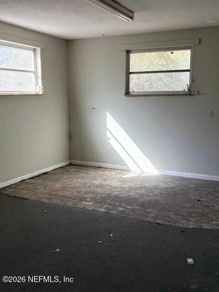 390 E River Road East Palatka FL 32131