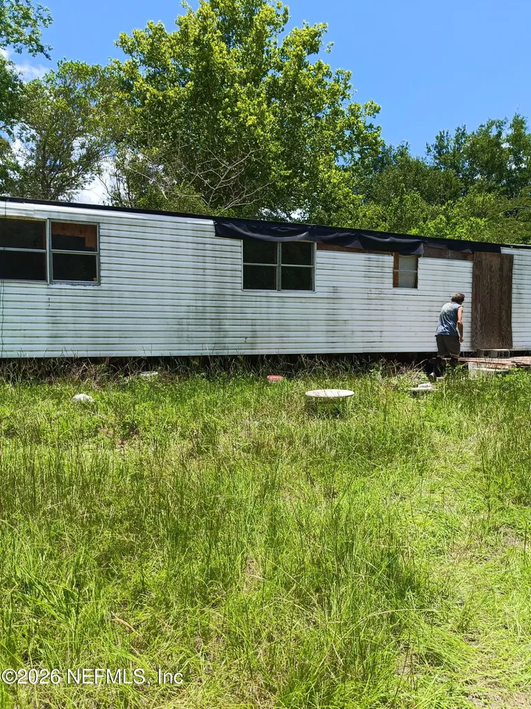 147 2nd Way Interlachen FL 32148