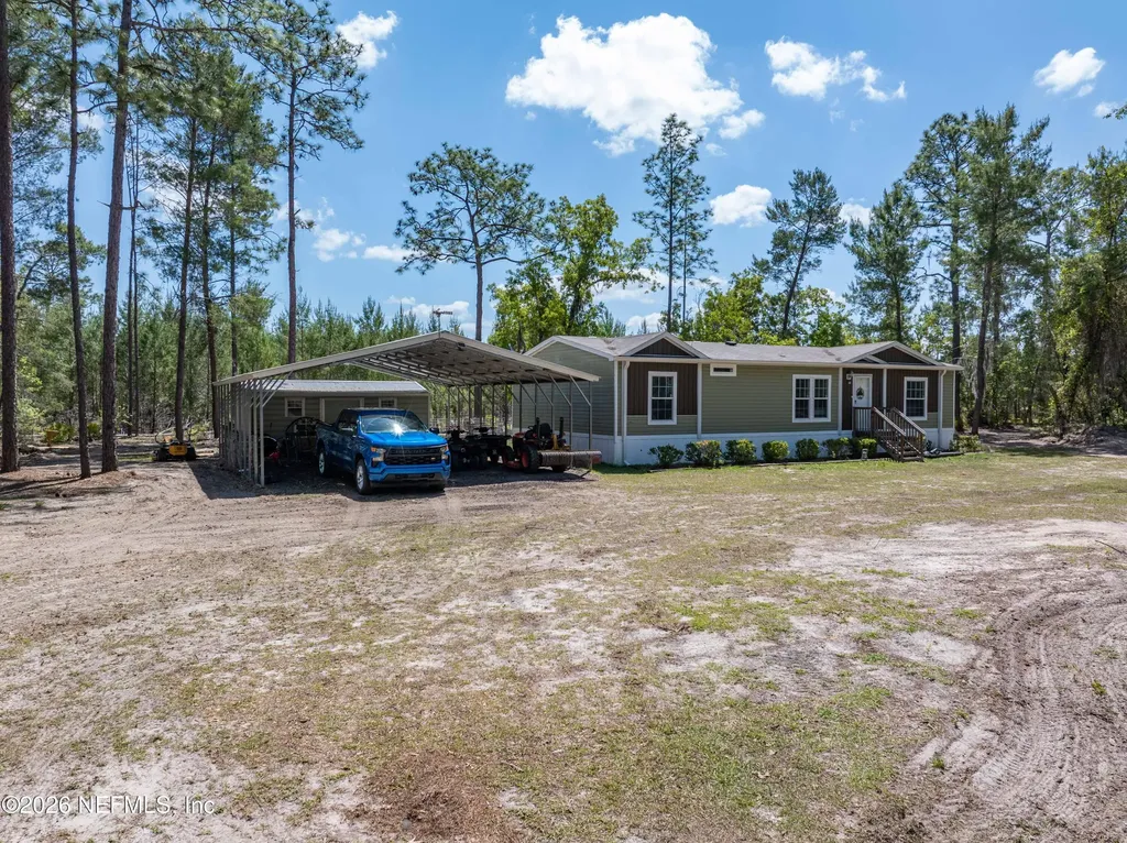 221 Magnolia Road Hawthorne FL 32640