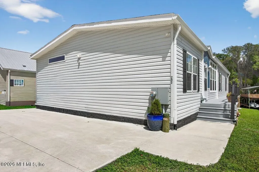 293 Maxwell Drive Welaka FL 32193