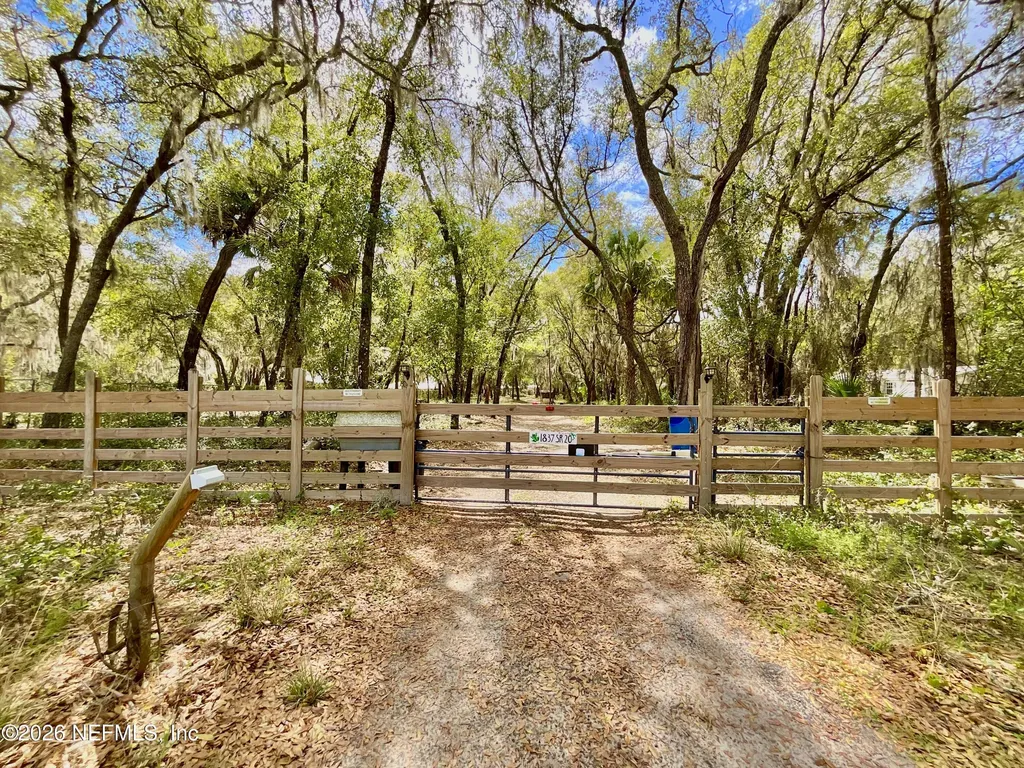 1837 State Road 20 Hawthorne FL 32640