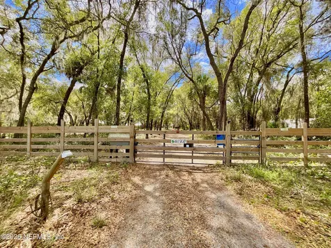 1837 State Road 20 Hawthorne FL 32640