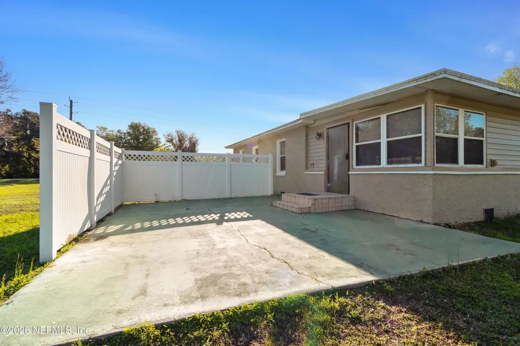 309 E River Road East Palatka FL 32131