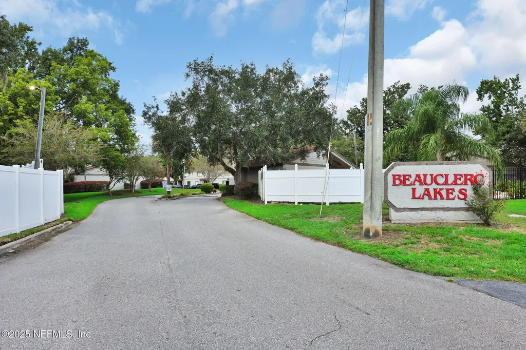 8300 Plaza Gate Lane Jacksonville FL 32217
