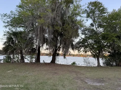 986 State Road 20 Interlachen FL 32148