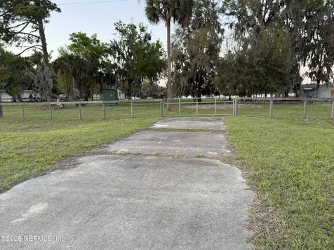 986 State Road 20 Interlachen FL 32148