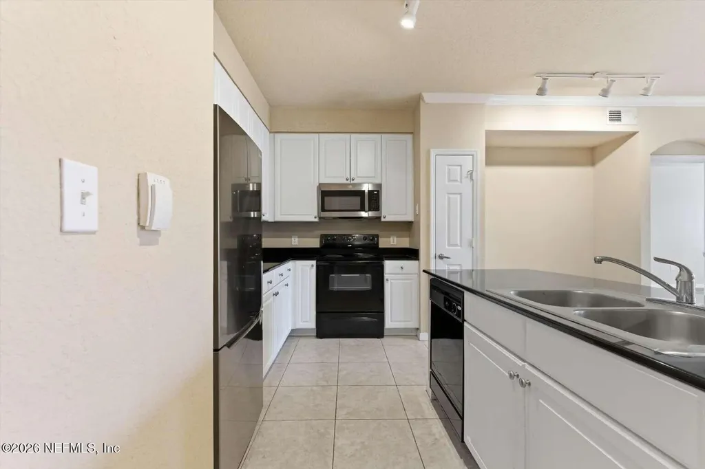 8539 Gate Parkway W Jacksonville FL 32216