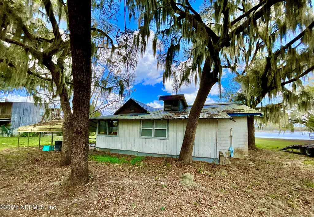 106 E Sunnyside Beach Road Hawthorne FL 32640