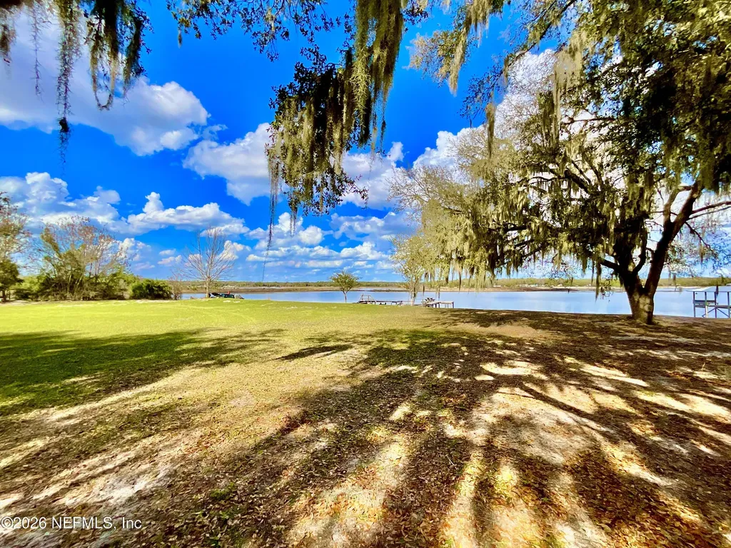 106 E Sunnyside Beach Road Hawthorne FL 32640