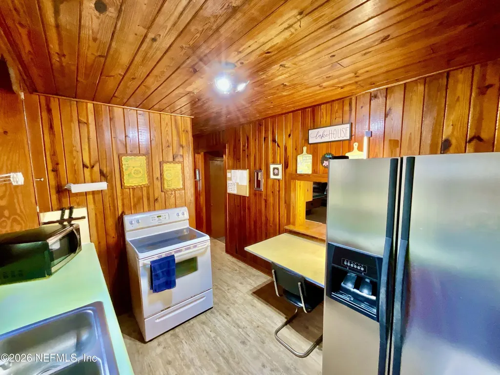 106 E Sunnyside Beach Road Hawthorne FL 32640