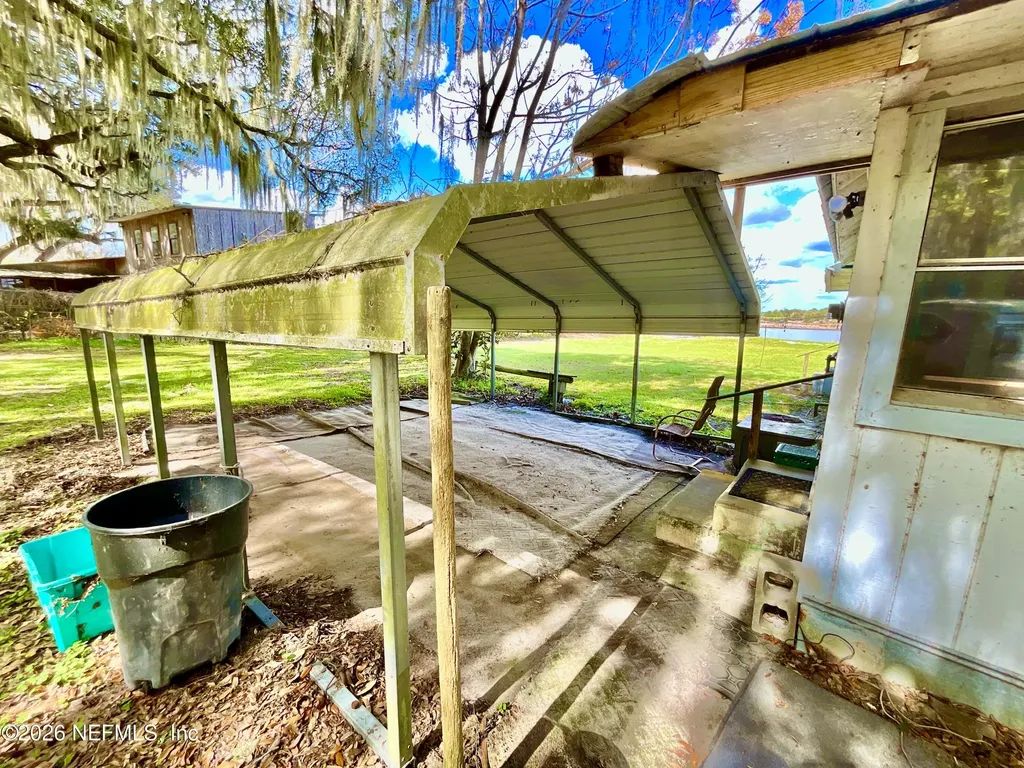 106 E Sunnyside Beach Road Hawthorne FL 32640
