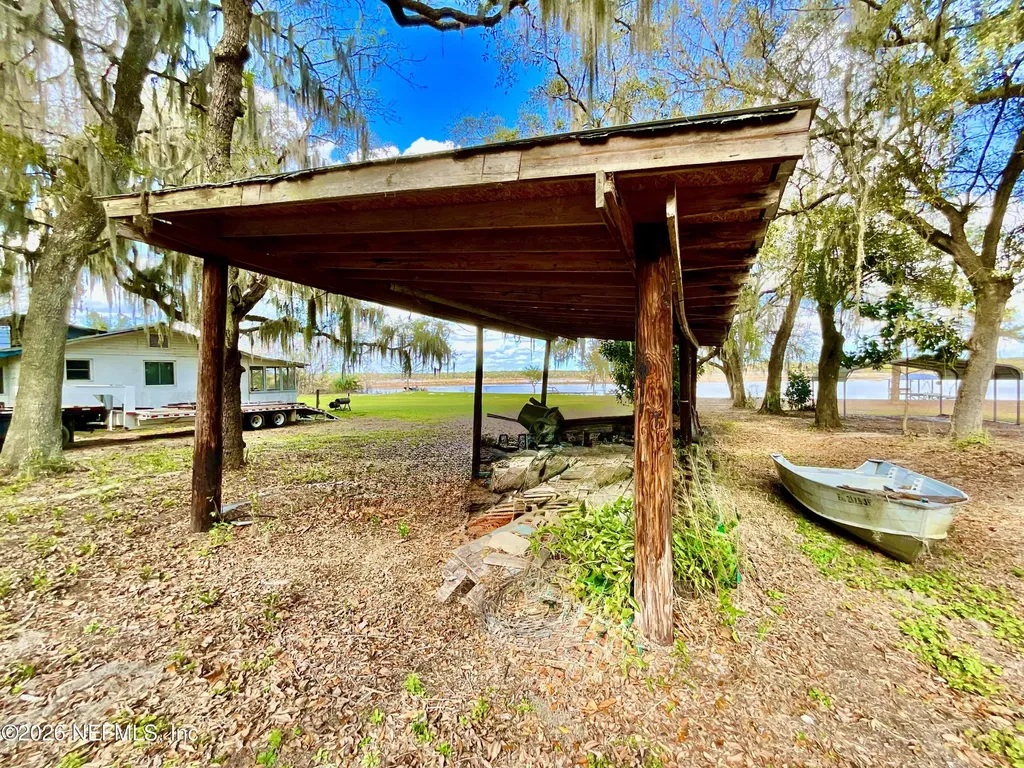 106 E Sunnyside Beach Road Hawthorne FL 32640