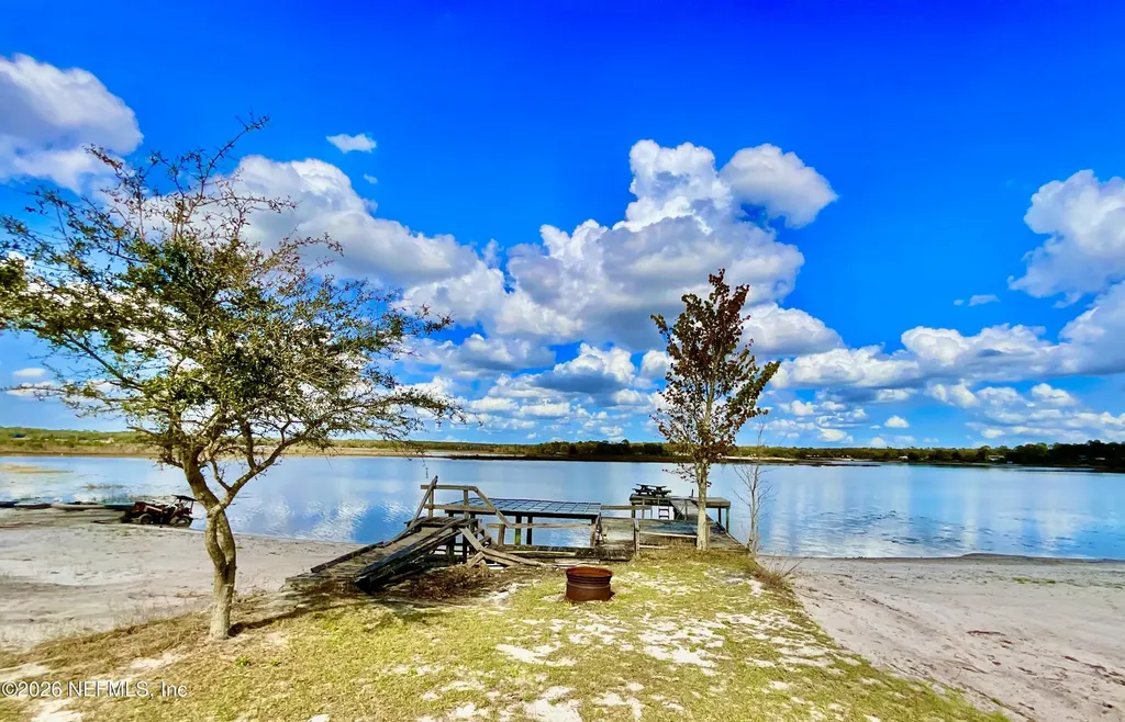 106 E Sunnyside Beach Road Hawthorne FL 32640