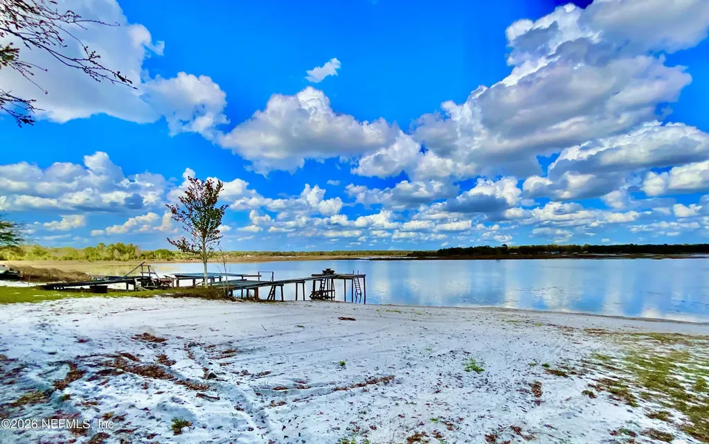 106 E Sunnyside Beach Road Hawthorne FL 32640