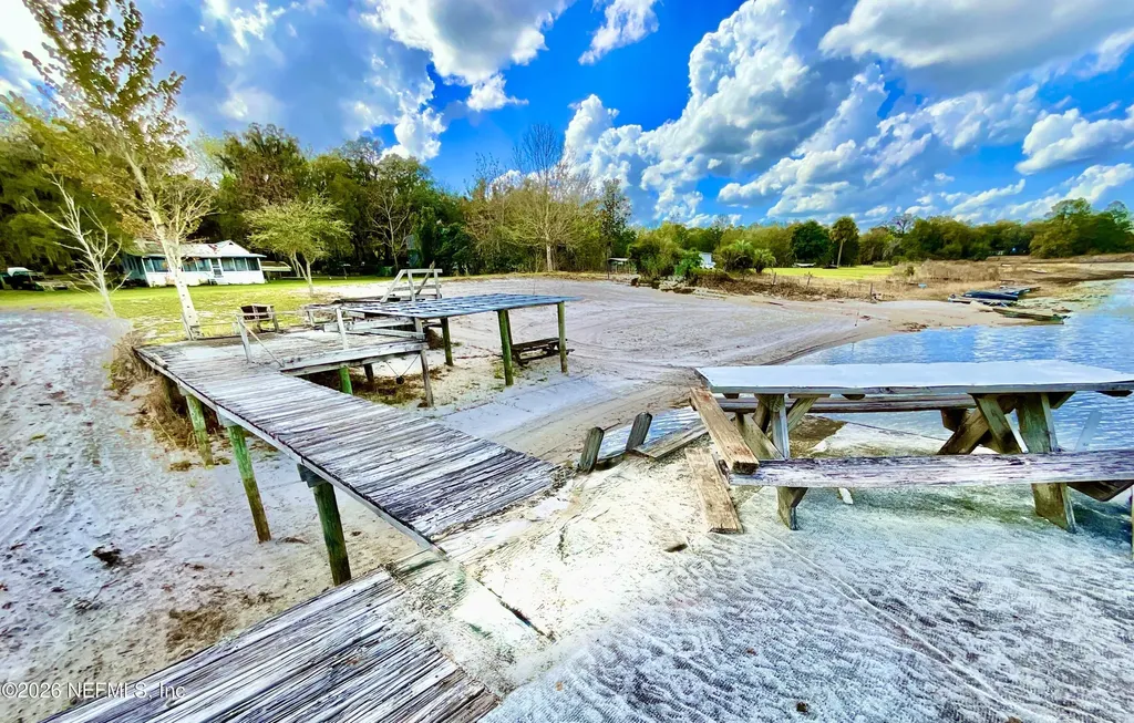 106 E Sunnyside Beach Road Hawthorne FL 32640