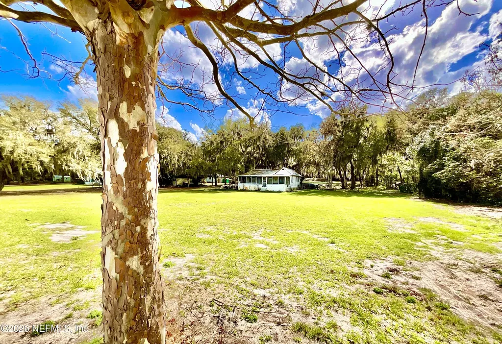 106 E Sunnyside Beach Road Hawthorne FL 32640