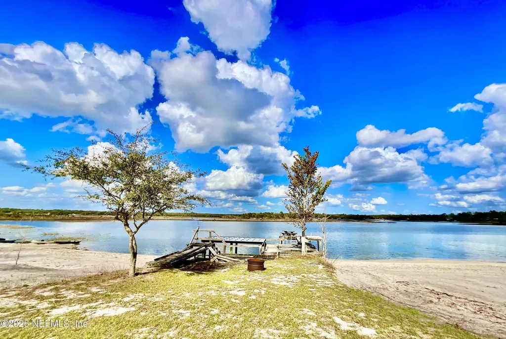 106 E Sunnyside Beach Road Hawthorne FL 32640