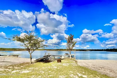 106 E Sunnyside Beach Road Hawthorne FL 32640