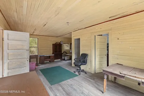 412 S County Road 21 Hawthorne FL 32640