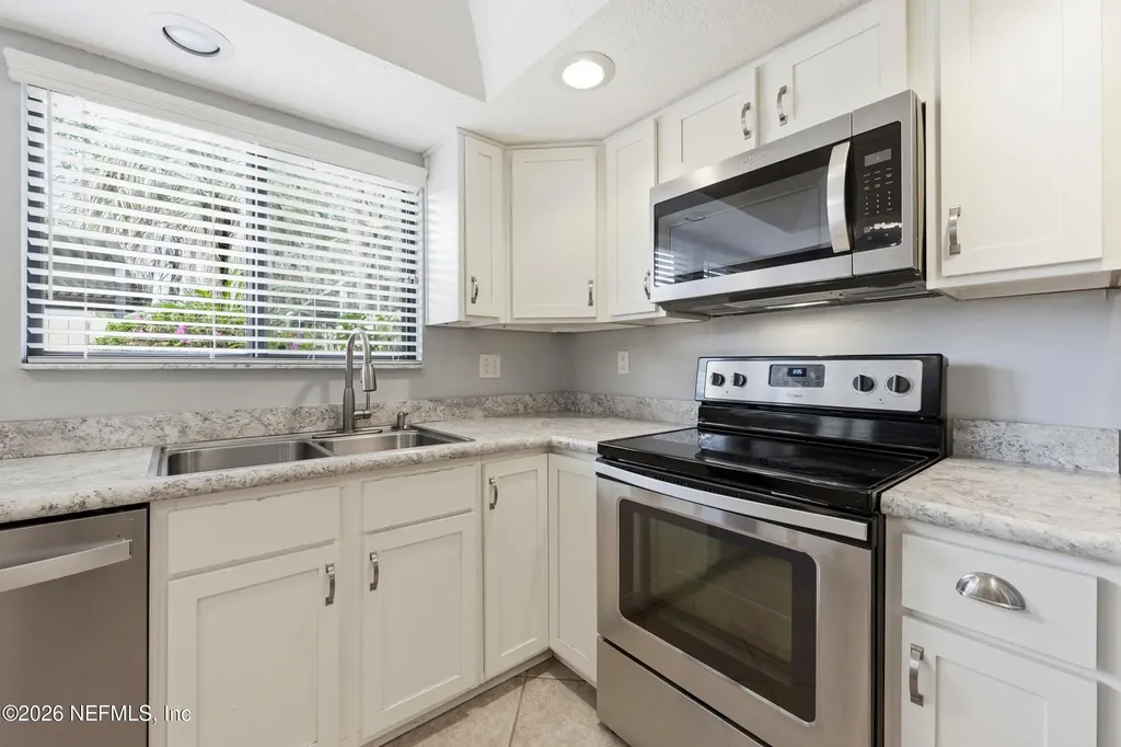 8153 Sutton Place N Jacksonville FL 32217