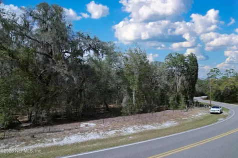 201 / 199 Swan Lake Drive Melrose FL 32666