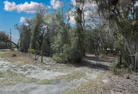 201 / 199 Swan Lake Drive Melrose FL 32666