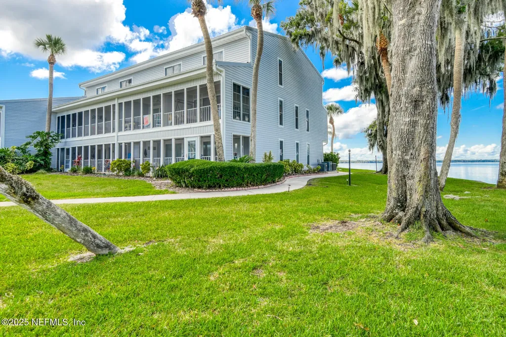222 River Bend Place Welaka FL 32193