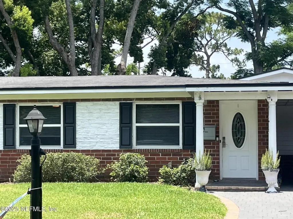 5713 Lake Lucina Drive N Jacksonville FL 32211
