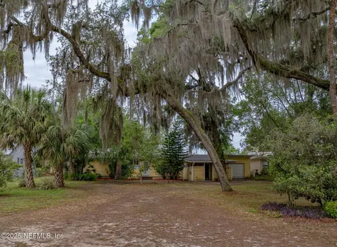 817 1st Avenue Welaka FL 32193