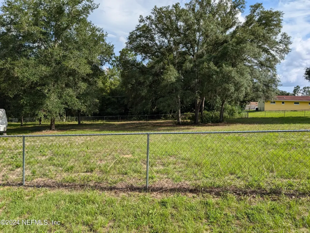 211 1st Way Interlachen FL 32148