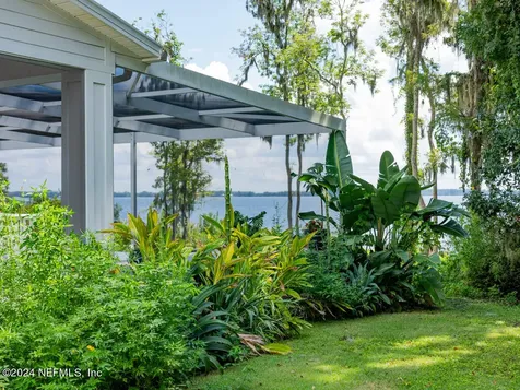 595 W River Road Palatka FL 32177