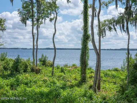 595 W River Road Palatka FL 32177